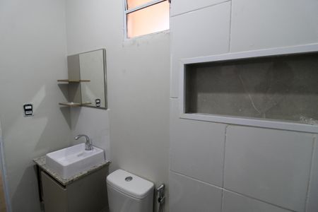 Banheiro de kitnet/studio para alugar com 1 quarto, 21m² em Ferreira, São Paulo