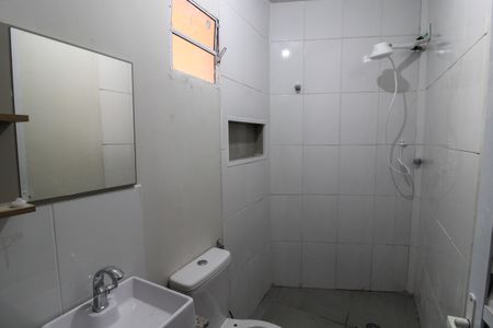 Banheiro de kitnet/studio para alugar com 1 quarto, 21m² em Ferreira, São Paulo
