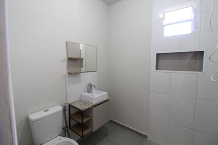 Banheiro de kitnet/studio para alugar com 1 quarto, 26m² em Ferreira, São Paulo