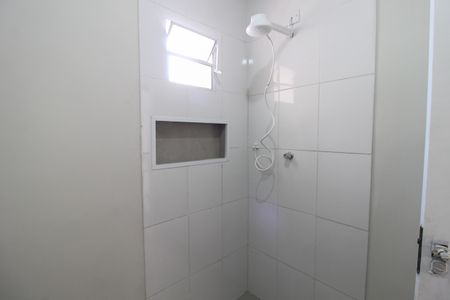 Banheiro de kitnet/studio para alugar com 1 quarto, 26m² em Ferreira, São Paulo