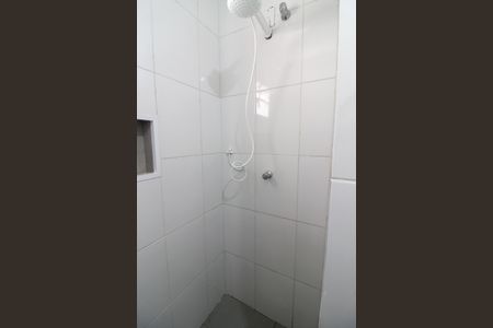 Banheiro de kitnet/studio para alugar com 1 quarto, 23m² em Ferreira, São Paulo