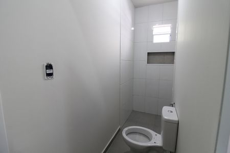 Banheiro de kitnet/studio para alugar com 1 quarto, 23m² em Ferreira, São Paulo