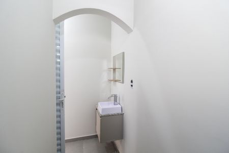 Banheiro de kitnet/studio para alugar com 1 quarto, 23m² em Ferreira, São Paulo