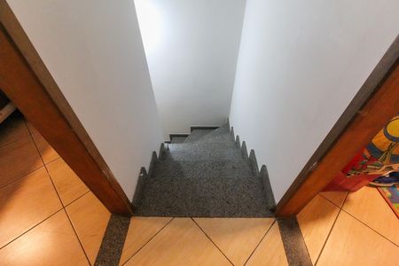 Casa à venda com 78m², 2 quartos e 2 vagas Casa à venda com 78m², 2 quartos e 2 vagasEscada