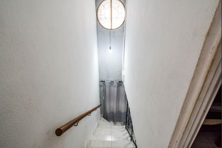 Casa à venda com 79m², 2 quartos e 1 vaga Casa à venda com 79m², 2 quartos e 1 vagaEscada