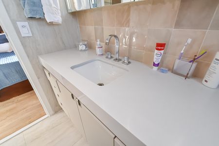 Apartamento à venda com 148m², 3 quartos e 2 vagas Apartamento à venda com 148m², 3 quartos e 2 vagasBanheiro da suíte 1