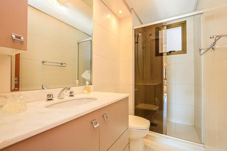 Banheiro 1 de apartamento para alugar com 2 quartos, 73m² em São João, Porto Alegre