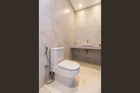 Casa de condomínio à venda com 423m², 4 quartos e 4 vagas Casa de condomínio à venda com 423m², 4 quartos e 4 vagasBanheiro