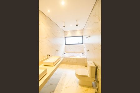 Casa de condomínio à venda com 423m², 4 quartos e 4 vagas Casa de condomínio à venda com 423m², 4 quartos e 4 vagasBanheiro da Suíte