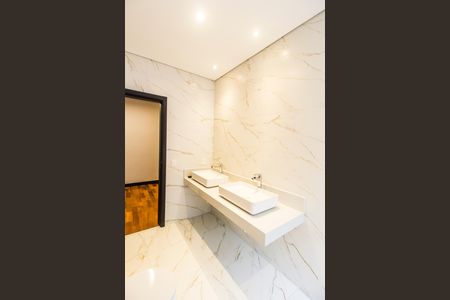 Casa de condomínio à venda com 423m², 4 quartos e 4 vagas Casa de condomínio à venda com 423m², 4 quartos e 4 vagasBanheiro da Suíte