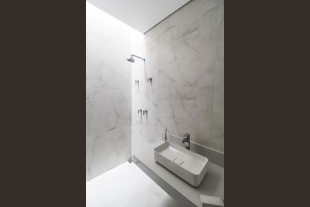 Casa de condomínio à venda com 423m², 4 quartos e 4 vagas Casa de condomínio à venda com 423m², 4 quartos e 4 vagasBanheiro da Suíte