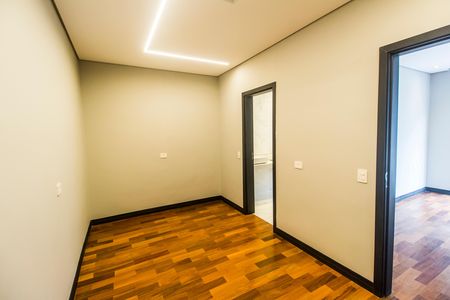 Casa de condomínio à venda com 423m², 4 quartos e 4 vagas Casa de condomínio à venda com 423m², 4 quartos e 4 vagasCloset da suíte