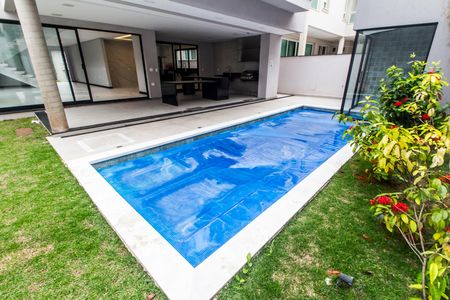 Casa de condomínio à venda com 423m², 4 quartos e 4 vagas Casa de condomínio à venda com 423m², 4 quartos e 4 vagasPiscina