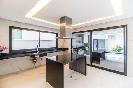 Casa de condomínio à venda com 423m², 4 quartos e 4 vagas Casa de condomínio à venda com 423m², 4 quartos e 4 vagasCozinha