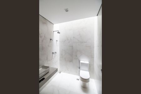 Casa de condomínio à venda com 423m², 4 quartos e 4 vagas Casa de condomínio à venda com 423m², 4 quartos e 4 vagasBanheiro da Suíte