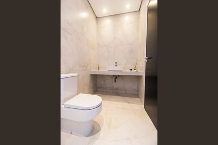 Casa de condomínio à venda com 423m², 4 quartos e 4 vagas Casa de condomínio à venda com 423m², 4 quartos e 4 vagasBanheiro