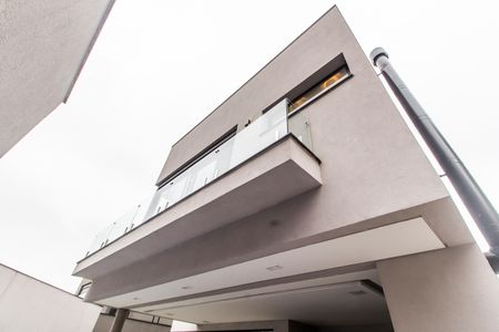 Casa de condomínio à venda com 423m², 4 quartos e 4 vagas Casa de condomínio à venda com 423m², 4 quartos e 4 vagasFachada