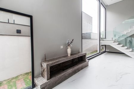 Casa de condomínio à venda com 423m², 4 quartos e 4 vagas Casa de condomínio à venda com 423m², 4 quartos e 4 vagasSala