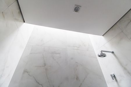 Casa de condomínio à venda com 423m², 4 quartos e 4 vagas Casa de condomínio à venda com 423m², 4 quartos e 4 vagasBanheiro da Suíte