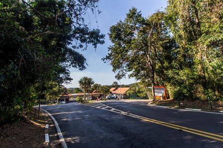 Casa de condomínio à venda com 423m², 4 quartos e 4 vagas Casa de condomínio à venda com 423m², 4 quartos e 4 vagasVista da Rua