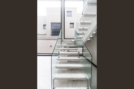 Casa de condomínio à venda com 423m², 4 quartos e 4 vagas Casa de condomínio à venda com 423m², 4 quartos e 4 vagasEscada
