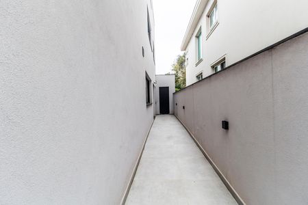 Casa de condomínio à venda com 423m², 4 quartos e 4 vagas Casa de condomínio à venda com 423m², 4 quartos e 4 vagasCorredor