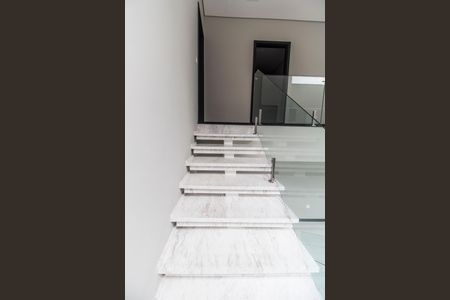 Casa de condomínio à venda com 423m², 4 quartos e 4 vagas Casa de condomínio à venda com 423m², 4 quartos e 4 vagasEscada