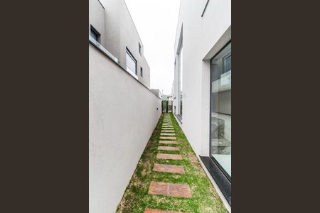 Casa de condomínio à venda com 423m², 4 quartos e 4 vagas Casa de condomínio à venda com 423m², 4 quartos e 4 vagasCorredor