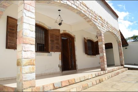 Casa para alugar com 255m², 3 quartos e 5 vagasFachada