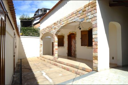 Casa para alugar com 255m², 3 quartos e 5 vagasFachada