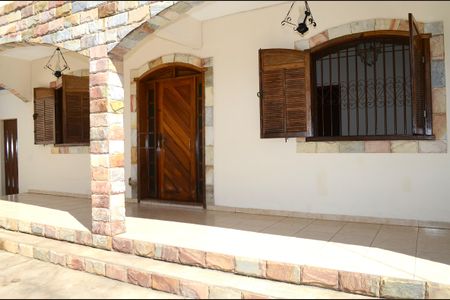 Casa para alugar com 255m², 3 quartos e 5 vagasFachada