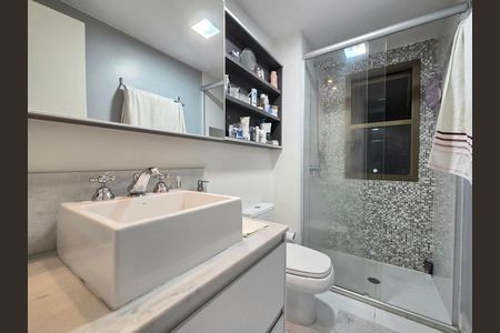 Apartamento à venda com 144m², 3 quartos e 3 vagas Apartamento à venda com 144m², 3 quartos e 3 vagasBanheiro da Suíte 1
