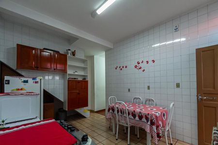 Casa à venda com 247m², 5 quartos e 10 vagas Casa à venda com 247m², 5 quartos e 10 vagasCozinha