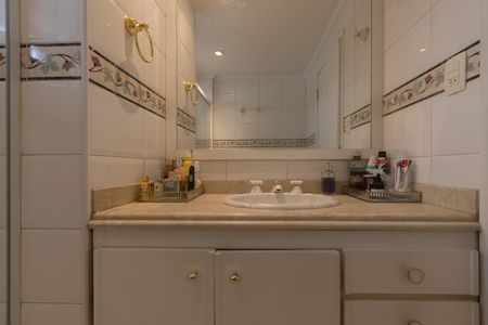 Apartamento à venda com 81m², 3 quartos e 1 vaga Apartamento à venda com 81m², 3 quartos e 1 vagaBanheiro Corredor