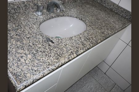Banheiro de casa para alugar com 3 quartos, 100m² em Vila Margarida, São Paulo