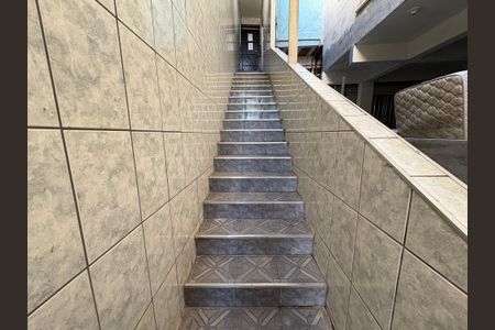 Casa para alugar com 4m², 1 quarto e sem vaga Casa para alugar com 4m², 1 quarto e sem vagaEscada de entrada