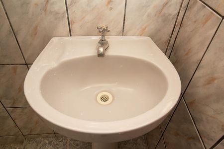 Banheiro de casa para alugar com 1 quarto, 30m² em Vila Zat, São Paulo