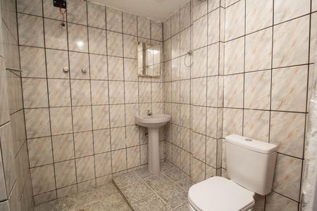 Banheiro de casa para alugar com 1 quarto, 30m² em Vila Zat, São Paulo