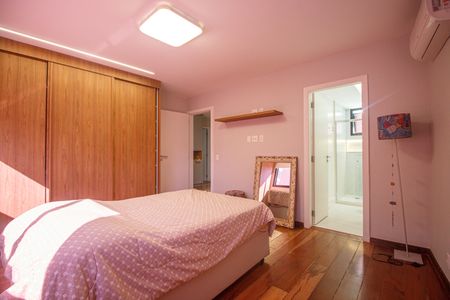 Apartamento à venda com 218m², 4 quartos e 2 vagas Apartamento à venda com 218m², 4 quartos e 2 vagasQuarto Suite 2