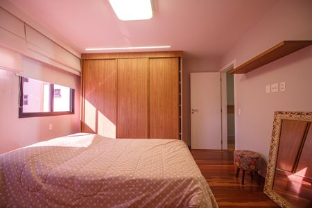 Apartamento à venda com 218m², 4 quartos e 2 vagas Apartamento à venda com 218m², 4 quartos e 2 vagasQuarto Suite 2