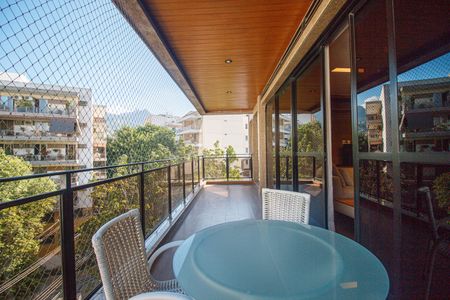 Apartamento à venda com 218m², 4 quartos e 2 vagas Apartamento à venda com 218m², 4 quartos e 2 vagasVaranda