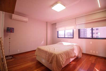 Apartamento à venda com 218m², 4 quartos e 2 vagas Apartamento à venda com 218m², 4 quartos e 2 vagasQuarto Suite 2