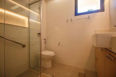 Apartamento à venda com 218m², 4 quartos e 2 vagas Apartamento à venda com 218m², 4 quartos e 2 vagasBanheiro Suite 1