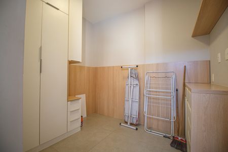 Apartamento à venda com 218m², 4 quartos e 2 vagas Apartamento à venda com 218m², 4 quartos e 2 vagasQuarto de Serviço