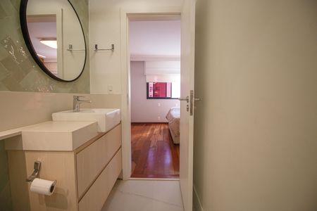 Apartamento à venda com 218m², 4 quartos e 2 vagas Apartamento à venda com 218m², 4 quartos e 2 vagasBanheiro Suite 2