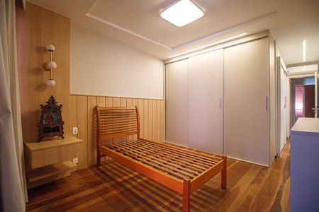 Apartamento à venda com 218m², 4 quartos e 2 vagas Apartamento à venda com 218m², 4 quartos e 2 vagasQuarto Suite 1
