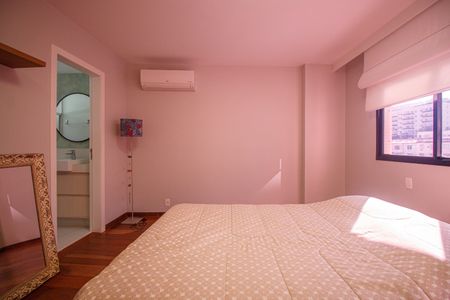 Apartamento à venda com 218m², 4 quartos e 2 vagas Apartamento à venda com 218m², 4 quartos e 2 vagasQuarto Suite 2