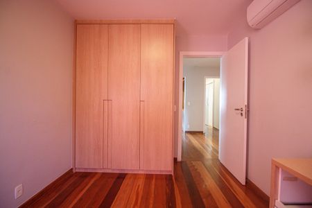 Apartamento à venda com 218m², 4 quartos e 2 vagas Apartamento à venda com 218m², 4 quartos e 2 vagasQuarto 3