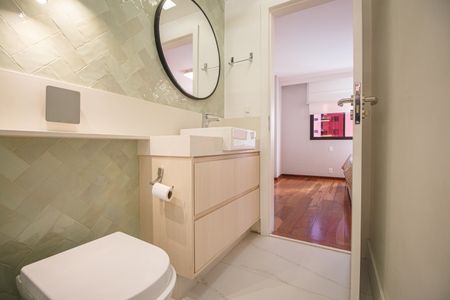 Apartamento à venda com 218m², 4 quartos e 2 vagas Apartamento à venda com 218m², 4 quartos e 2 vagasBanheiro Suite 2