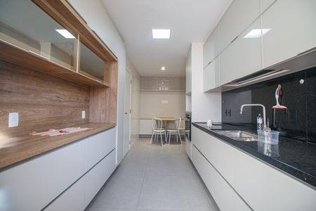 Apartamento à venda com 218m², 4 quartos e 2 vagas Apartamento à venda com 218m², 4 quartos e 2 vagasCozinha